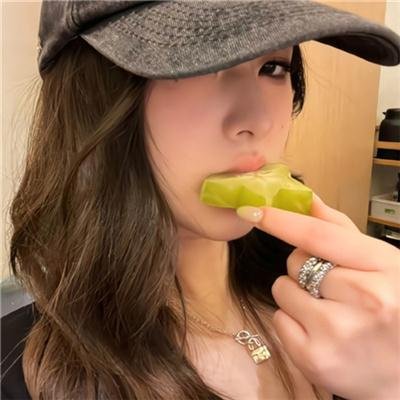 情谜艾曼纽 封面